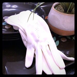 Vintage Gloves  eyelet detail cream color